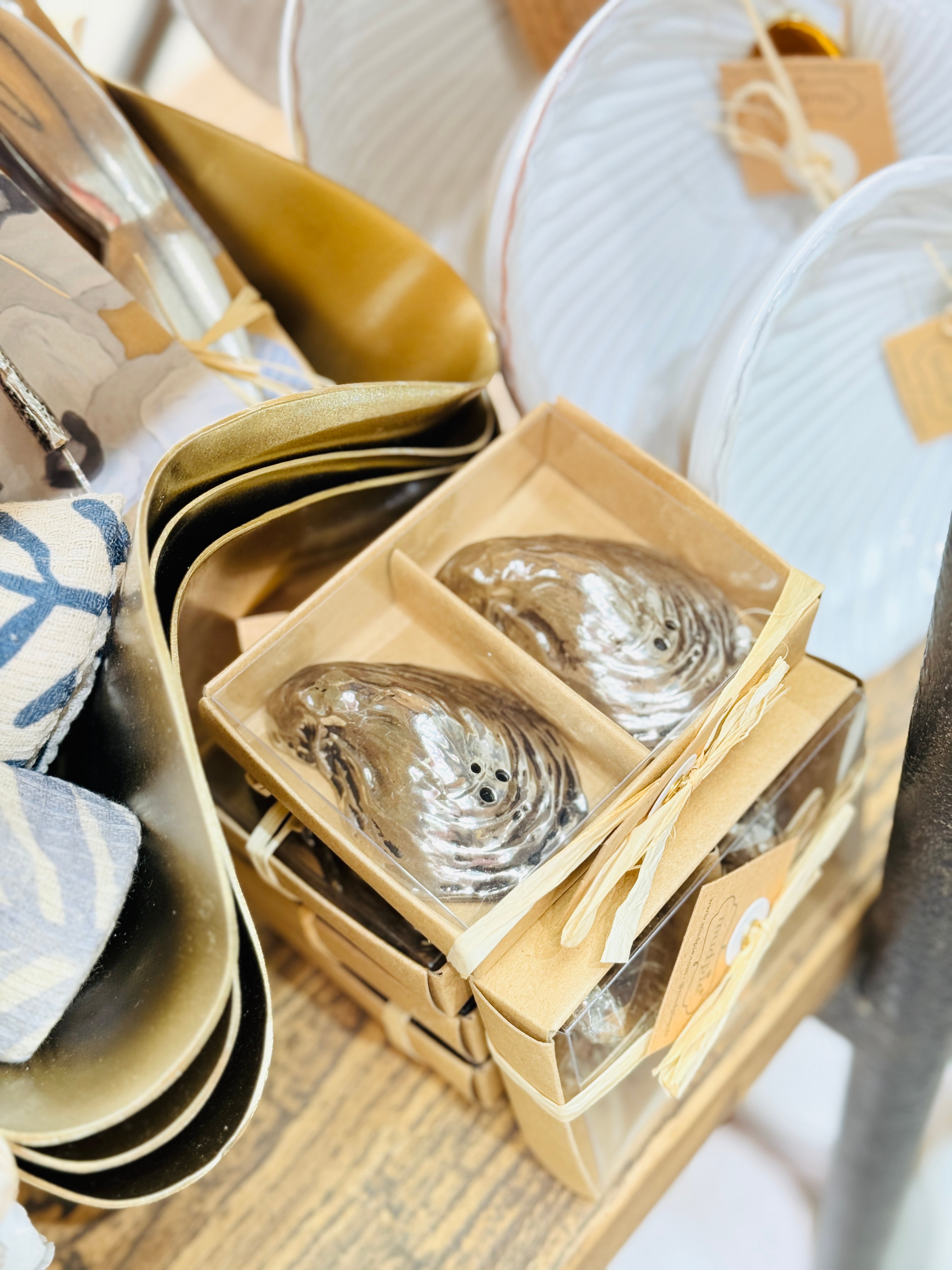 OYSTER SALT & PEPPER SET